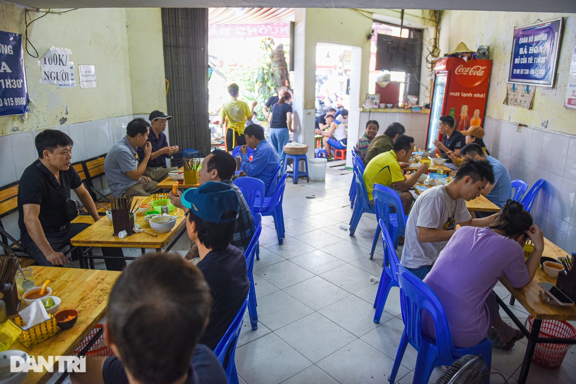 Quán phở 70 tuổi ở Hà Nội, ông chủ bán vèo 400 bát trong vài giờ - 9 Quán phở 70 tuổi ở Hà Nội, ông chủ bán vèo 400 bát trong vài giờ - 9