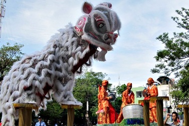 Hàng ngàn trẻ em háo hức xem các "ông Lân" tranh tài