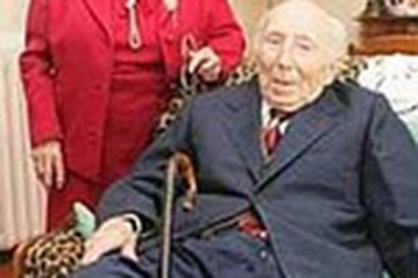 Lên xe hoa sau 56 năm hẹn ước