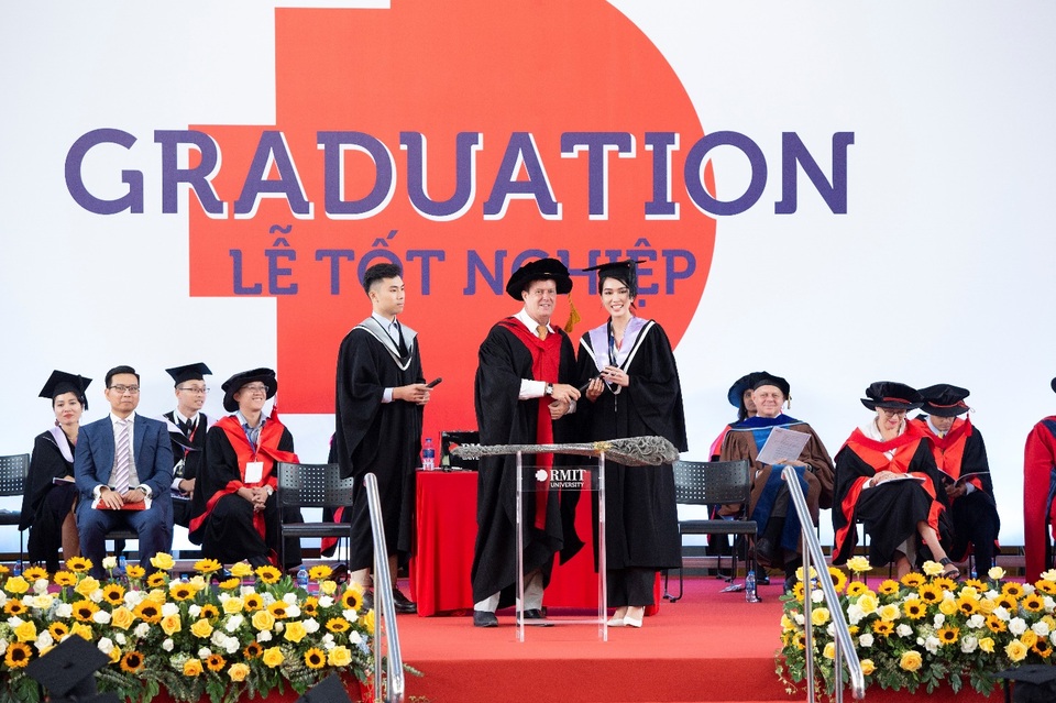 Á hậu Phương Anh tốt nghiệp thủ khoa Đại học, rạng rỡ trong ngày ra trường - 4 Á hậu Phương Anh tốt nghiệp thủ khoa Đại học, rạng rỡ trong ngày ra trường - 4
