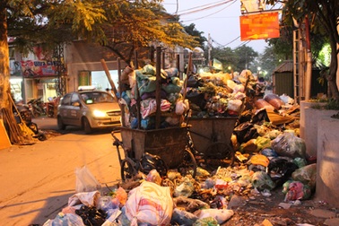 Tập kết rác thải ở phường này, dân phường bên lãnh đủ!