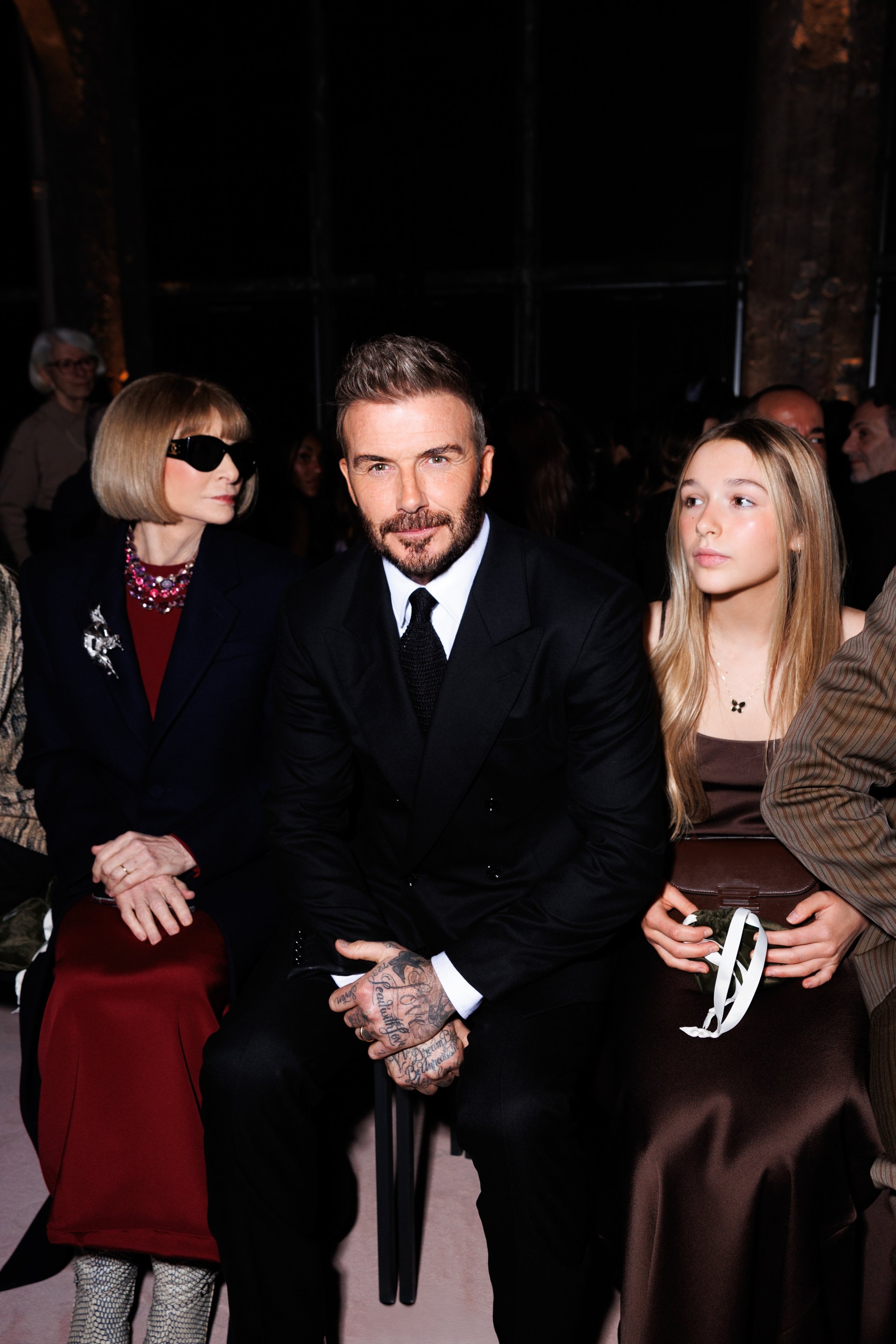 Con gái David Beckham mặc váy gợi cảm, cùng gia đình xem show diễn của mẹ