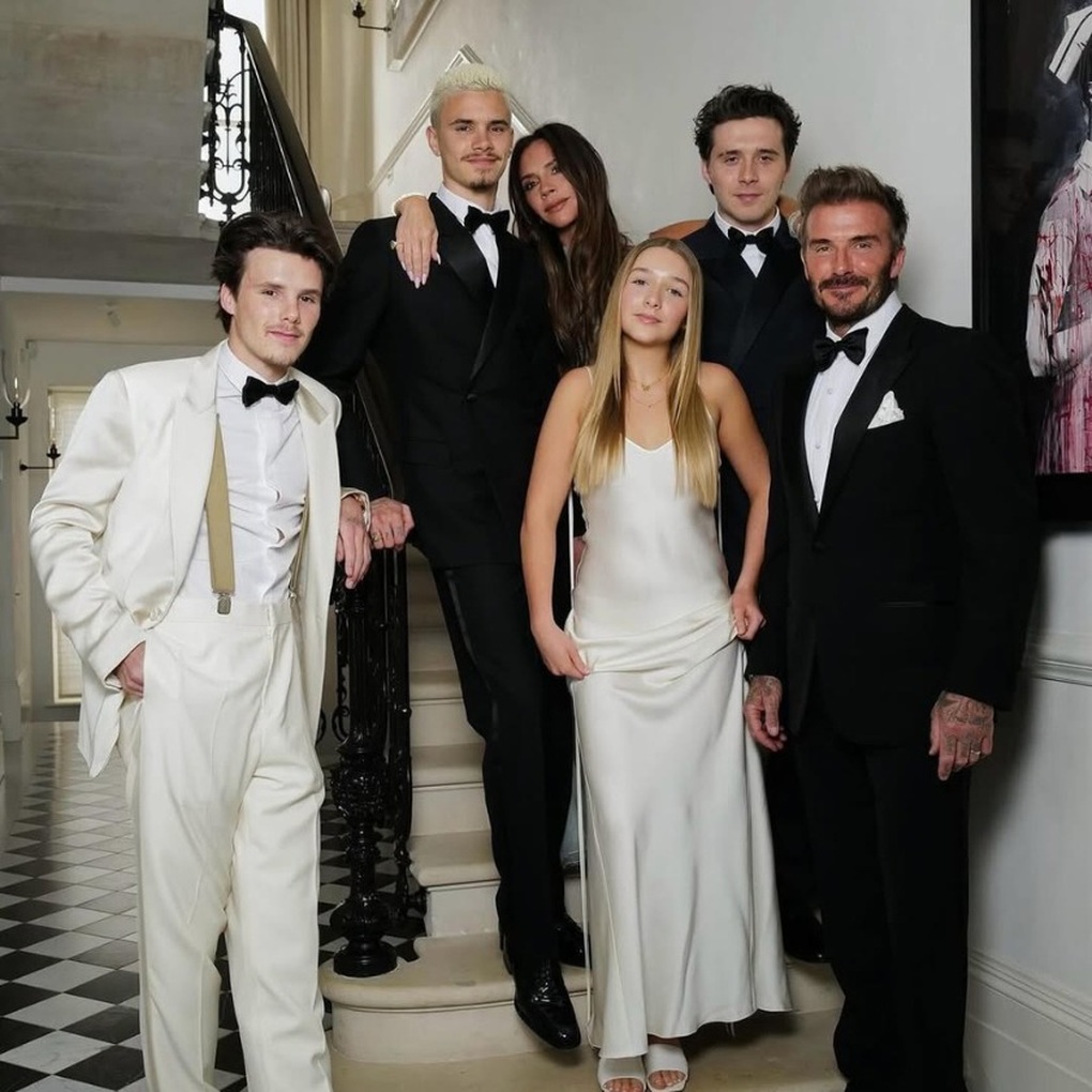 Con trai Beckham bị cười nhạo khi trổ tài nấu nướng, tiếp tục dằn dỗi bố mẹ - 4 Con trai Beckham bị cười nhạo khi trổ tài nấu nướng, tiếp tục dằn dỗi bố mẹ - 4