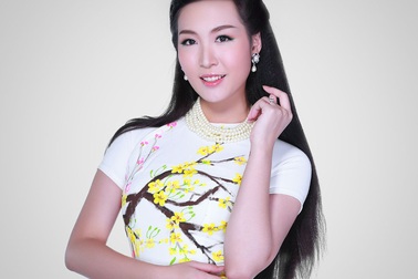 Á hậu Thùy Trang duyên dáng với áo dài đón xuân