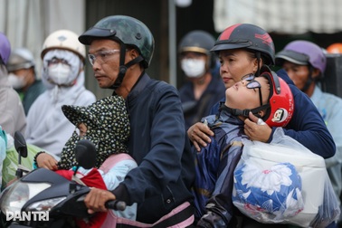 Người dân trở lại TPHCM sau kỳ nghỉ lễ 30/4: Kẹt xe, mệt mỏi dưới nắng nóng