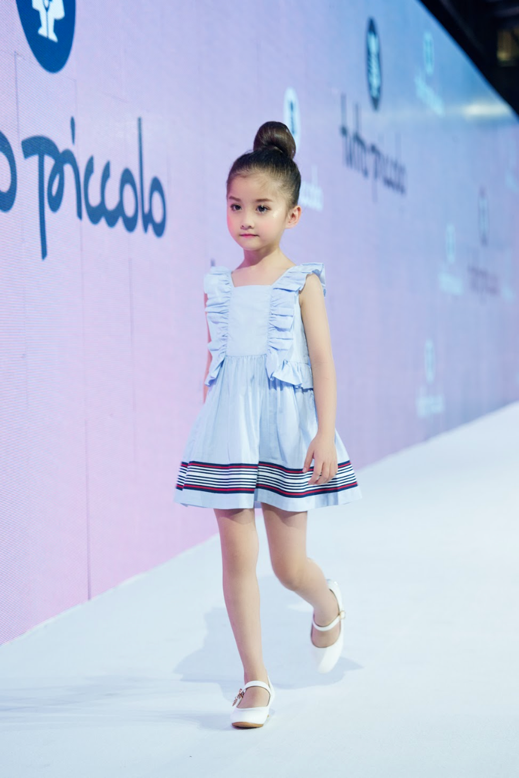 Emily Nhã Uyên đoạt giải Người mẫu nhí xuất sắc nhất tại Thượng Hải - 1 Emily Nhã Uyên đoạt giải Người mẫu nhí xuất sắc nhất tại Thượng Hải - 1