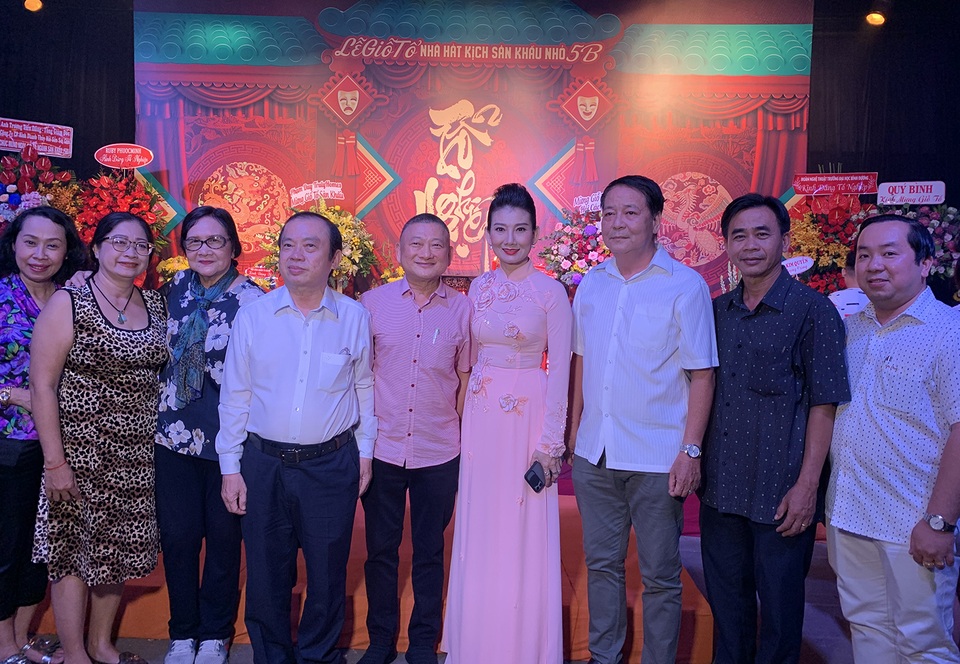 Khởi sắc sau dịch, đông đảo nghệ sĩ TPHCM dự ngày giỗ Tổ Sân khấu - 4 Khởi sắc sau dịch, đông đảo nghệ sĩ TPHCM dự ngày giỗ Tổ Sân khấu - 4