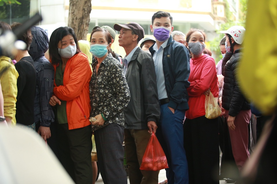 Người dân xếp hàng dài mua bánh trôi, bánh chay về cúng Tết Hàn thực - 10 Người dân xếp hàng dài mua bánh trôi, bánh chay về cúng Tết Hàn thực - 10