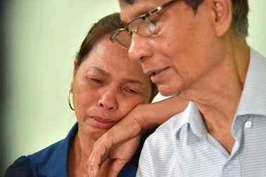 Bị lạc ở ga Hà Nội 57 năm trước, con gái òa khóc phút đoàn tụ như mơ với bố