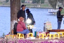 Đà Lạt siết tình trạng bán hàng rong quanh hồ Xuân Hương