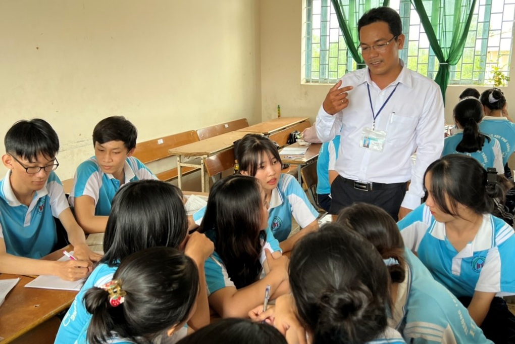 Thầy giáo người Khmer trồng lúa, nuôi bò để trụ với nghề - 2 Thầy giáo người Khmer trồng lúa, nuôi bò để trụ với nghề - 2