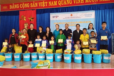 Thứ trưởng Nguyễn Thị Hà thăm, tặng quà đến trẻ em vùng sạt lở Trà Leng