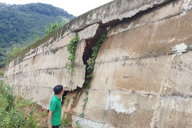 Kinh hãi đoạn đường hơn 500 tỷ đồng tiềm ẩn nguy hiểm trước mùa mưa bão