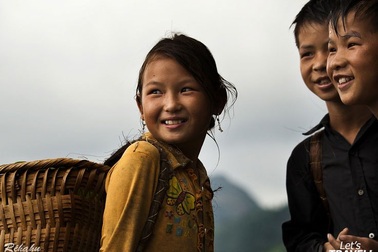 Những đứa trẻ làm du lịch ở thung lũng Tả Van