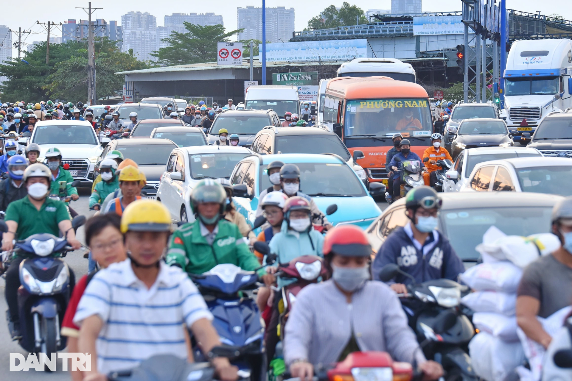 Nhiều tuyến đường ở TPHCM kẹt cứng do người dân nghỉ Tết Tây sớm - 3 Nhiều tuyến đường ở TPHCM kẹt cứng do người dân nghỉ Tết Tây sớm - 3