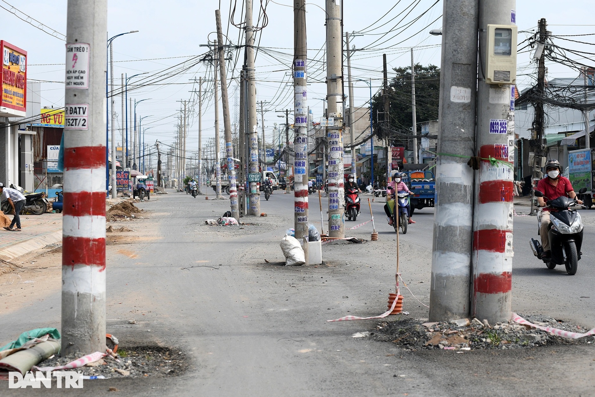 Ma trận trụ điện bủa vây cả tuyến đường, chờ gây họa cho người dân TPHCM - 5 Ma trận trụ điện bủa vây cả tuyến đường, chờ gây họa cho người dân TPHCM - 5