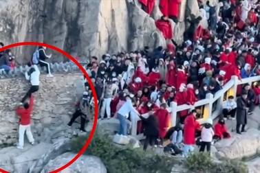 Suýt chết vì đi tắt: Cặp đôi ngã khi trèovách đá ở Thái Sơn