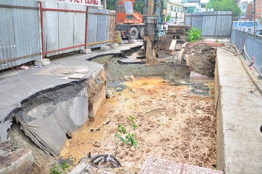 Hố sâu khổng lồ trên đường Trường Sa tiếp tục lan rộng