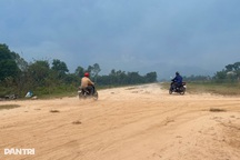 Dân kêu trời vì 2 tuyến đường "cạn" vốn, nắng bụi, mưa lầy lội