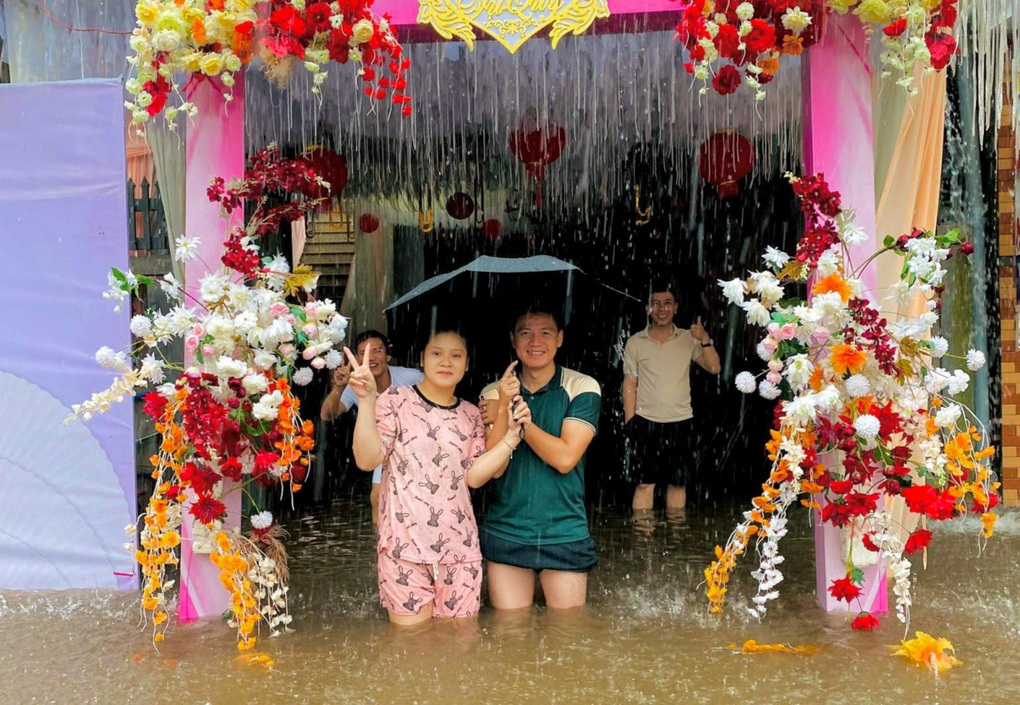 Đám cưới ấn tượng trong mùa lũ, nhà trai rước dâu bằng xe cứu hộ - 3 Đám cưới ấn tượng trong mùa lũ, nhà trai rước dâu bằng xe cứu hộ - 3