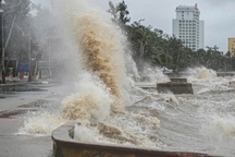 Tàu lật, cây đổ, nhà tốc mái do ảnh hưởng bão Wipha