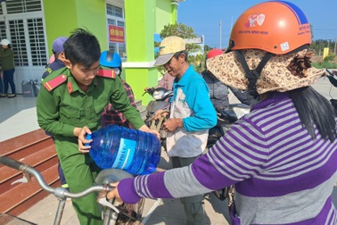 Công an Tiền Giang mang giọt nước nghĩa tình đến bà con vùng hạn mặn