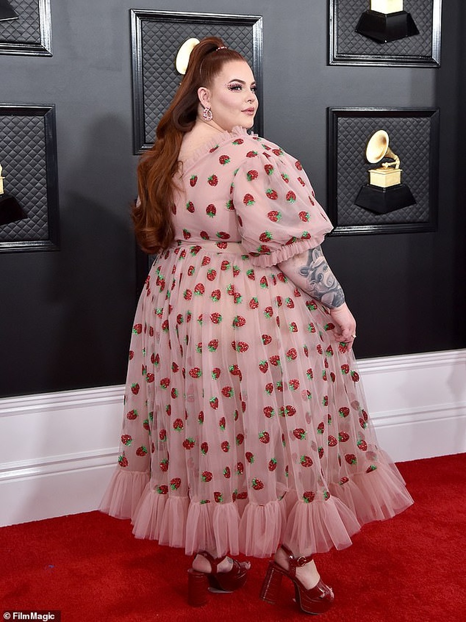 Váy xấu của người mẫu ngoại cỡ Tess Holliday bỗng hot trên mạng - 2 Váy xấu của người mẫu ngoại cỡ Tess Holliday bỗng hot trên mạng - 2