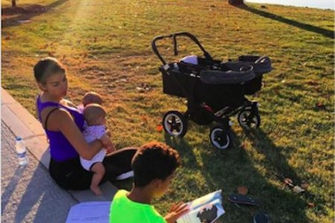 C.Ronaldo hạnh phúc khoe bạn gái xinh đẹp cùng đàn con thơ