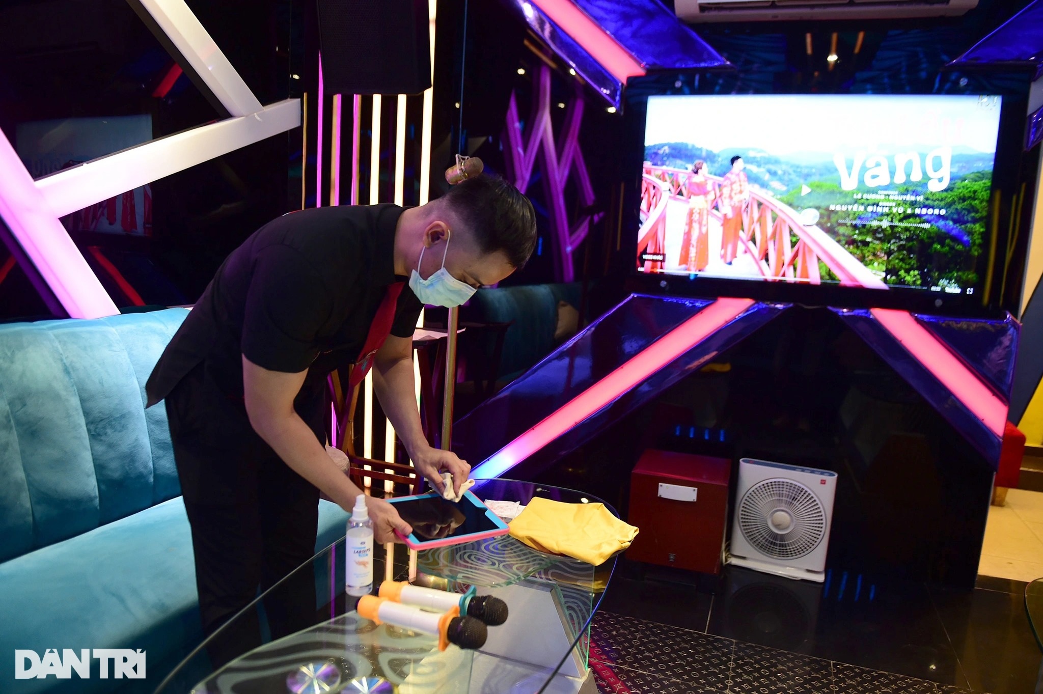 Quán karaoke tự làm phòng cách ly, dùng đèn tia cực tím khử khuẩn phòng hát - 6 Quán karaoke tự làm phòng cách ly, dùng đèn tia cực tím khử khuẩn phòng hát - 6