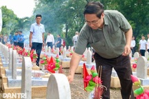 Thủ tướng thăm Mẹ Việt Nam anh hùng 102 tuổi, viếng các nghĩa trang liệt sỹ