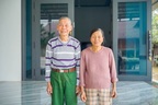 Cụ ông hơn 80 tuổi xúc động khi được sống trong ngôi nhà mới