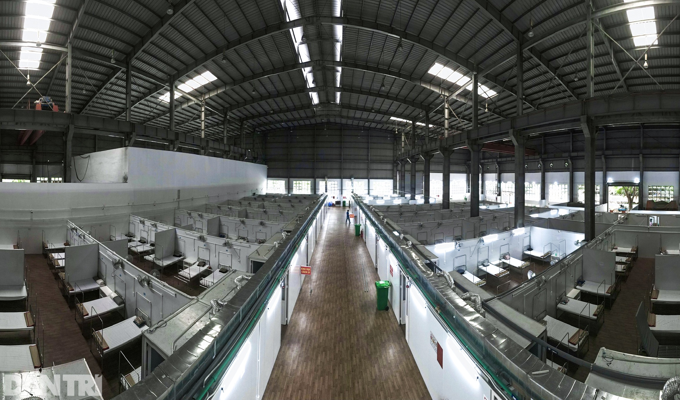 BV dã chiến số 16 bắt đầu đón F0: Cả nhà chờ 2 ngày đã kịp vào điều trị - 2 BV dã chiến số 16 bắt đầu đón F0: Cả nhà chờ 2 ngày đã kịp vào điều trị - 2