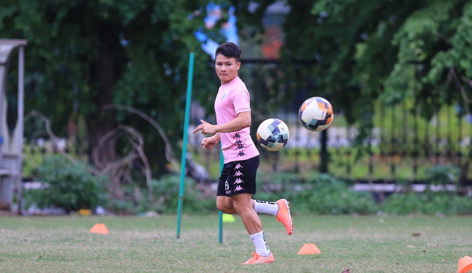 Quang Hải hứng khởi trên sân tập, chờ đấu Sài Gòn FC - 2 Quang Hải hứng khởi trên sân tập, chờ đấu Sài Gòn FC - 2