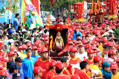 Biển người đội nắng “chảy theo dòng” rước kiệu Bà