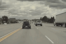 Tai nạn hi hữu khiến ô tô bị nhấc bổng lên không, tài xế thoát hiểm khó tin