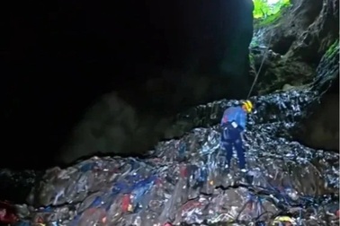 Hang động nổi tiếng bốc mùi hôi thối: Núi rác cao bằng nhà 7 tầng ở trong
