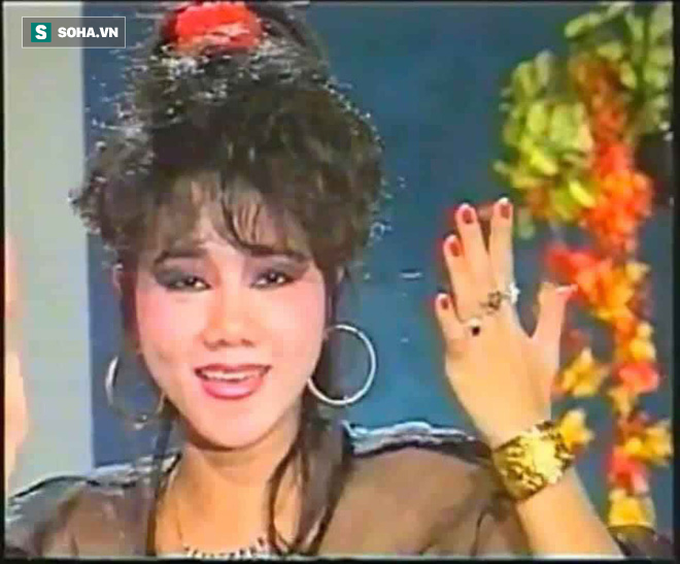 Nữ ca sĩ đầu tiên xỏ khuyên tai 5 lỗ, nhẫn đeo 10 ngón tay và scandal khủng khiếp ở Sài Gòn - Ảnh 4. Nữ ca sĩ đầu tiên xỏ khuyên tai 5 lỗ, nhẫn đeo 10 ngón tay và scandal khủng khiếp ở Sài Gòn - Ảnh 4.