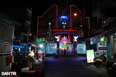 Không khí Noel trầm lắng ở các xóm đạo tại TPHCM