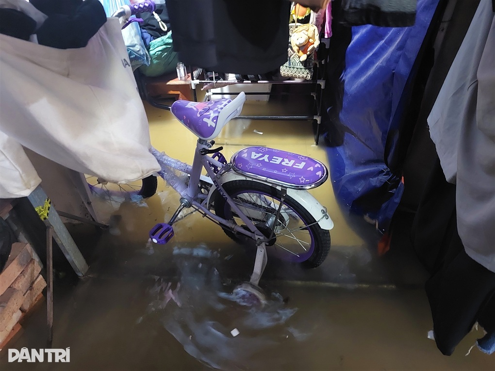 Mưa lớn suốt nhiều giờ, đường phố ở Hà Tĩnh ngập nặng - 6 Mưa lớn suốt nhiều giờ, đường phố ở Hà Tĩnh ngập nặng - 6
