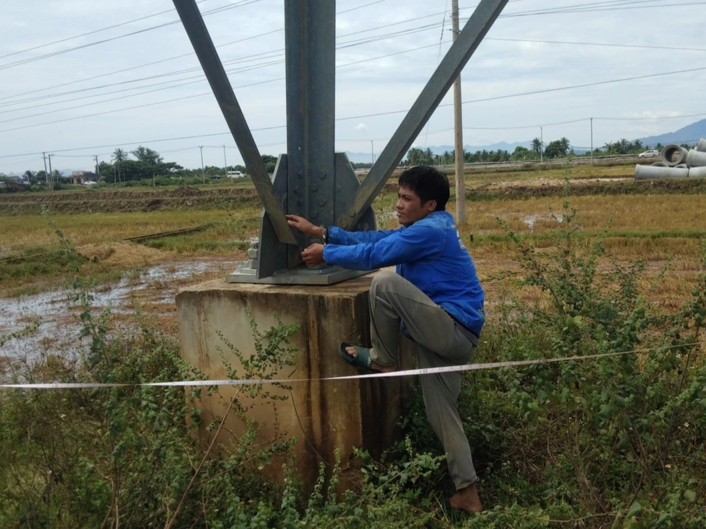 Leo trụ tải điện 110kV tháo trộm hàng loạt phụ kiện bán phế liệu - 1 Leo trụ tải điện 110kV tháo trộm hàng loạt phụ kiện bán phế liệu - 1