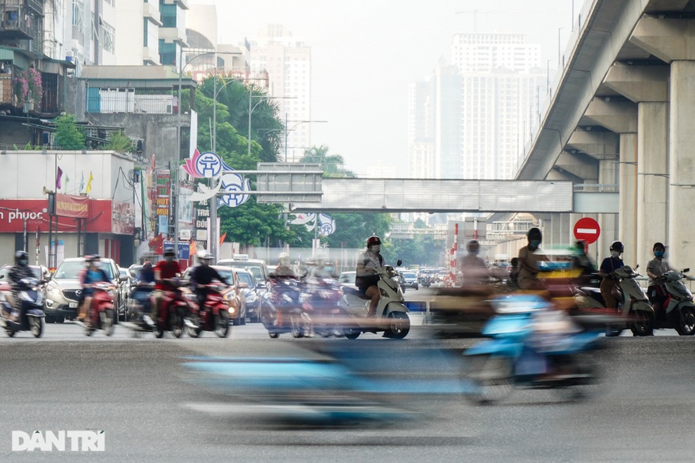 Giao thông vẫn đông đúc dù TP Hà Nội liên tục tăng cường kiểm soát - 3 Giao thông vẫn đông đúc dù TP Hà Nội liên tục tăng cường kiểm soát - 3