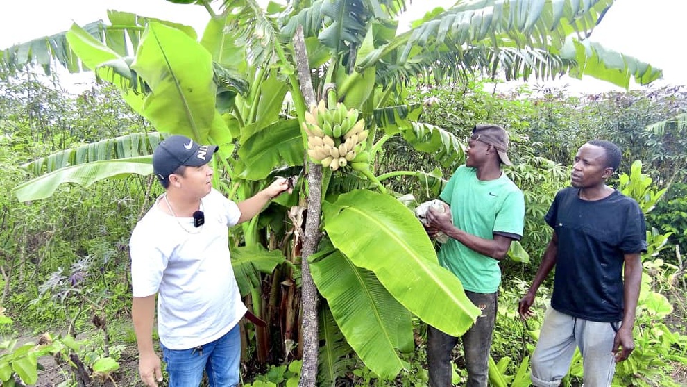 Lẩu gà bò của Việt Nam xuất hiện ở Angola, cô gái châu Phi bất ngờ vì ngon - 2