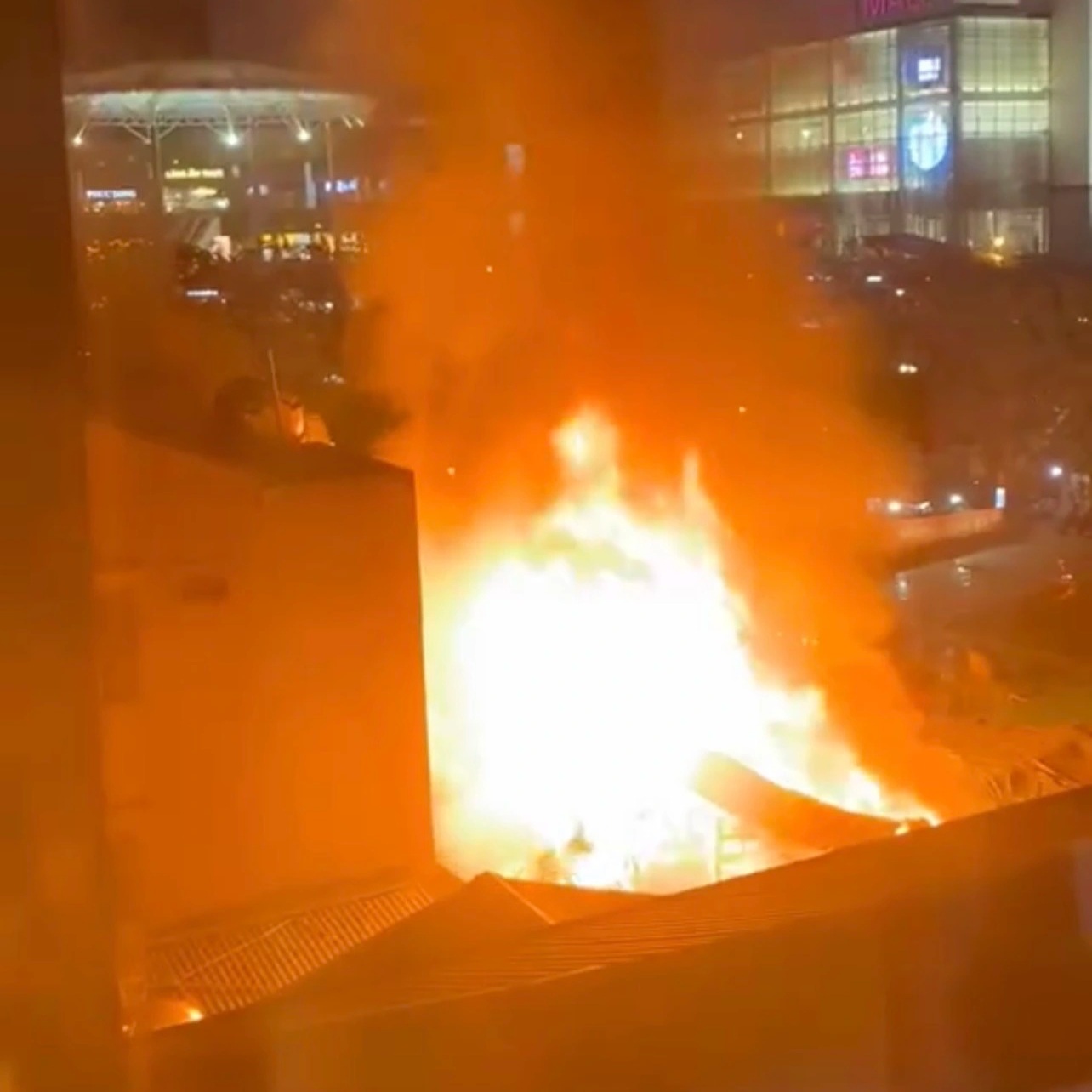 Hanoi: Restoran ayam di daerah Long Bien terbakar - 1 Hà Nội: Quán gà ở quận Long Biên bốc cháy ngùn ngụt - 1