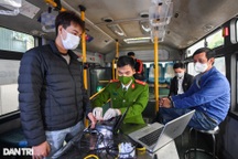 Độc đáo mô hình cấp CCCD gắn chíp trên xe buýt tại Hà Nội