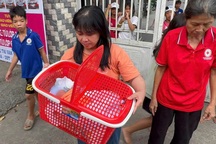 Bé trai còn dây rốn bị bỏ trước trung tâm nhân đạo ở TPHCM