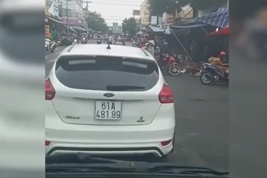 Người phụ nữ thản nhiên đậu xe ô tô ngay giữa đường để đi chợ