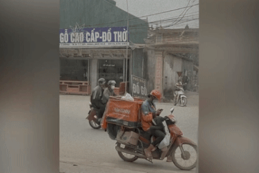 Xúc động hình ảnh nữ shipper đèo theo con đi giao hàng vì cả nhà cách ly