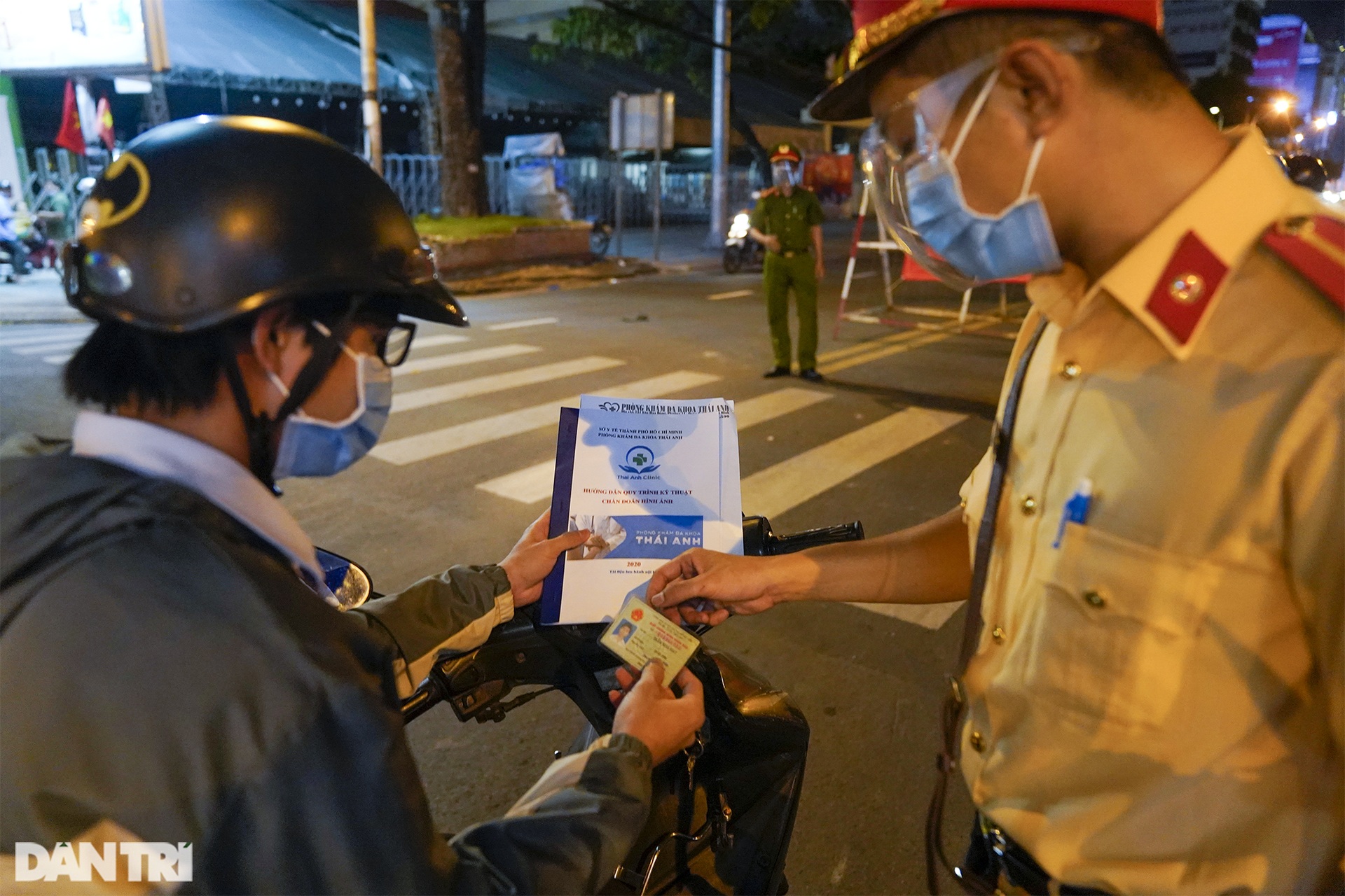Nêu lý do chỉ mua xúc xích, người phụ nữ chạy xe máy qua nhiều quận ở TPHCM - 3