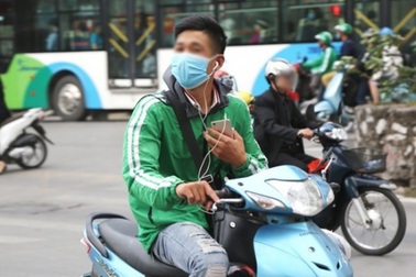 Dùng tai nghe để tra Google Maps, vì sao lái xe máy vẫn bị xử phạt?