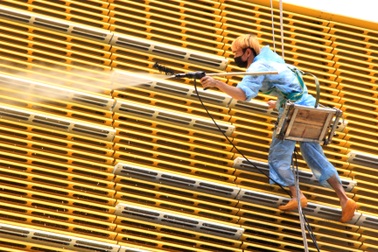 Cận cảnh "người nhện" gấp rút vệ sinh ga Cát Linh - Hà Đông